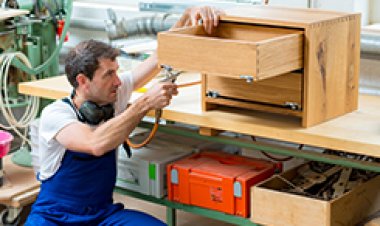 Összeszerelő asztalos