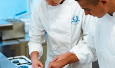 Segédszakács (férfi és nő)